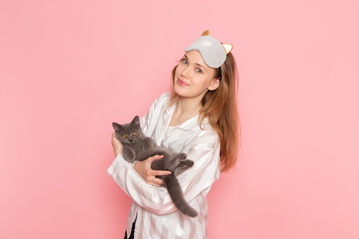 Причины сна кошек на людях.
